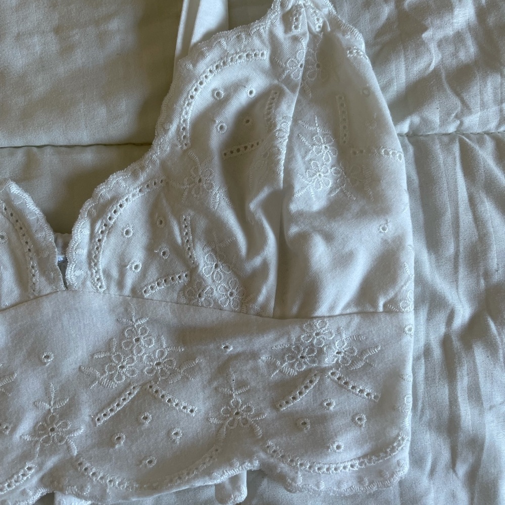 eyelet crop top - Picture 2 of 4